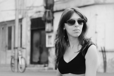 kapıdan içeri arayan kız