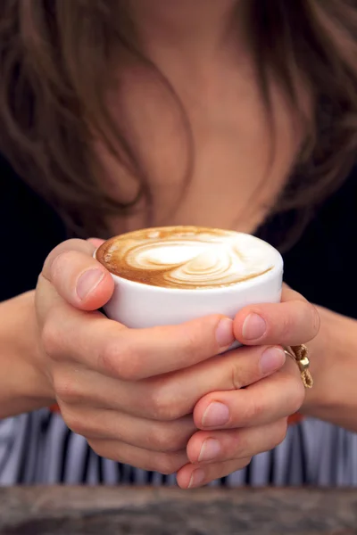 Frau mit Tasse Kaffee — Stockfoto