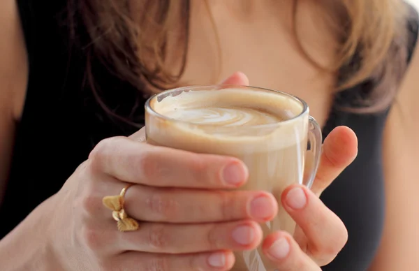 Frau mit Tasse Kaffee — Stockfoto