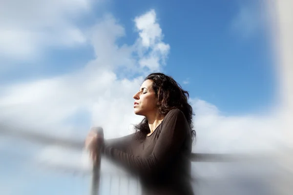 Mujer sobre cielo azul — Foto de Stock