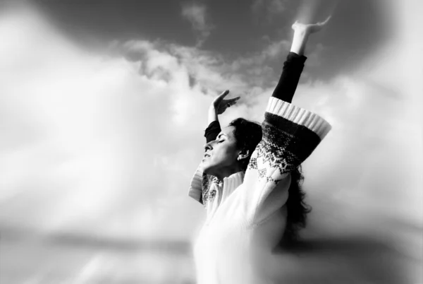 Mujer sobre cielo azul — Foto de Stock