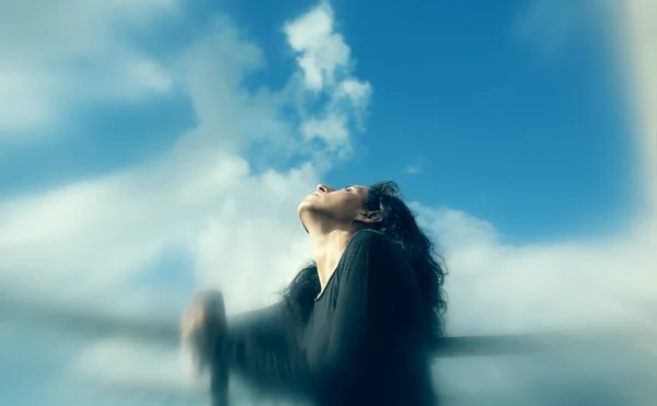 Жінка над Синє небо — стокове фото