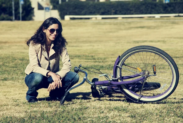 Mulher com bicicleta retro em um parque — Fotografia de Stock