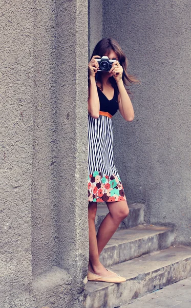 Vrouw met camera — Stockfoto