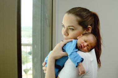 Yeni doğan bebeğin annesiyle