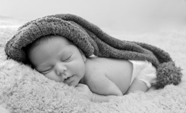 Yeni doğan bebek mavi bir şapka ve uyku aşağı Serme