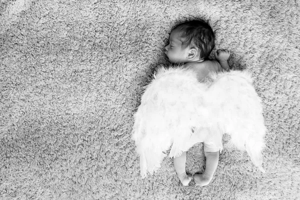 Pequeno bebê recém-nascido nu dormindo com asas de anjo — Fotografia de Stock