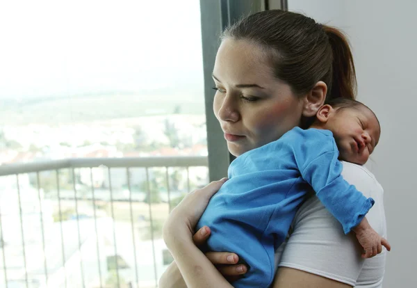 Mor med sin nyfödda baby — Stockfoto