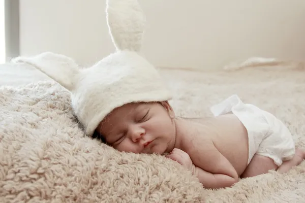 Divertido niño recién nacido durmiendo —  Fotos de Stock