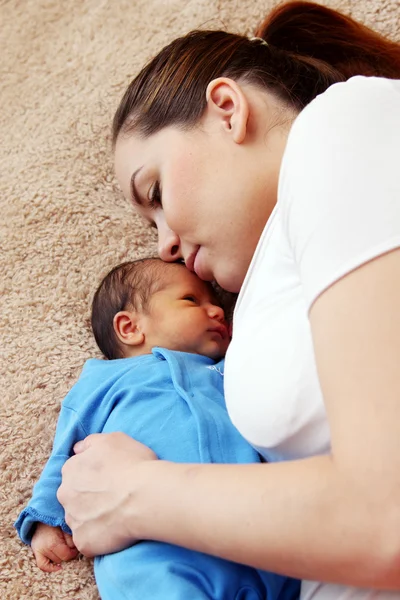 Mother with her newborn baby — Stock Photo, Image