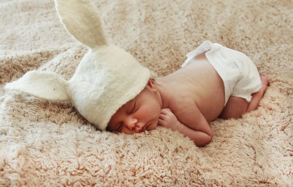 Engraçado bebê recém-nascido adormecido — Fotografia de Stock