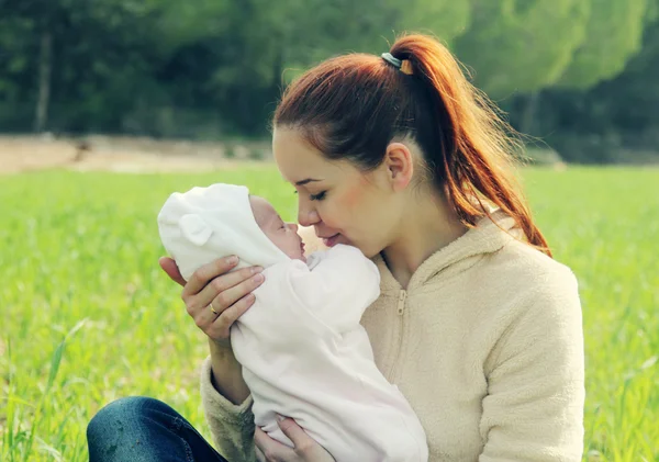 Giovane madre con il suo neonato — Foto Stock