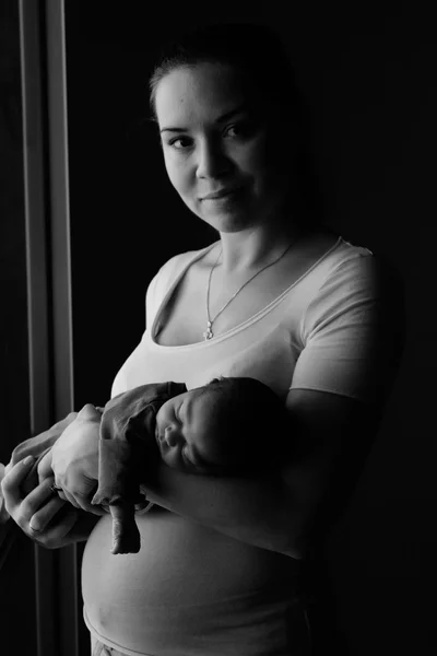 Jovem mãe com seu bebê recém-nascido — Fotografia de Stock