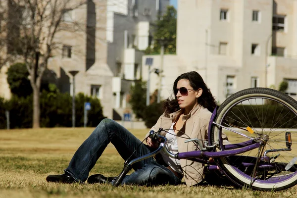 Kvinna med retro cykel i en park — Stockfoto