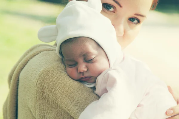 Yeni doğan bebeği açık olan genç anne — Stok fotoğraf