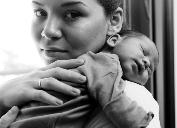 Madre con il suo neonato — Foto Stock