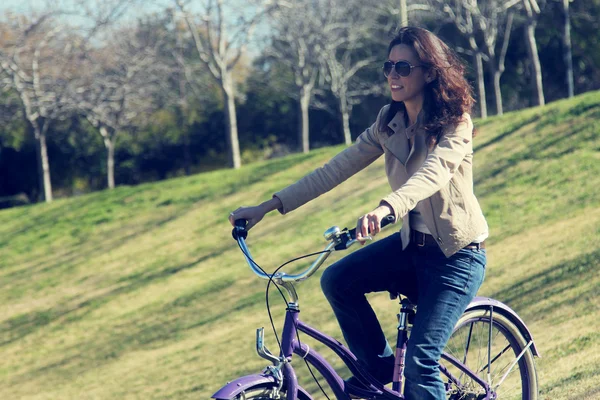 Woman with retro bicycle — Stock Photo, Image