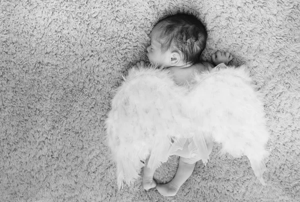 Pequeno bebê recém-nascido nu dormindo com asas de anjo — Fotografia de Stock