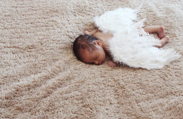 Little naked newborn baby sleeping with angel wings — Stock Photo, Image