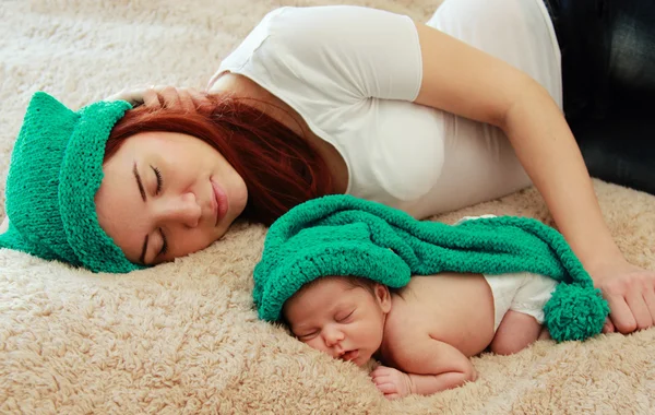 Madre con il suo neonato — Foto Stock