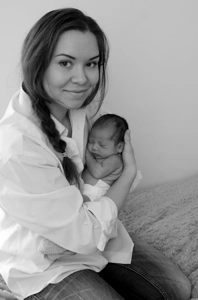 Mãe com seu bebê recém-nascido — Fotografia de Stock