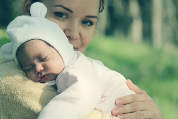 Молодая мать с новорожденным ребенком на открытом воздухе — стоковое фото