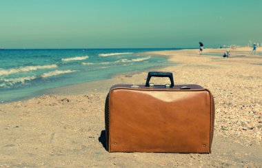eski suitcaseon beach.