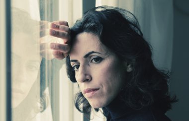 pencere önünde güzel bir kadın