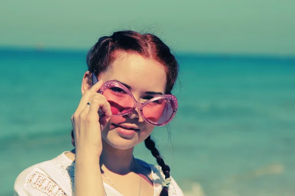 Frau und rosa Sonnenbrille — Stockfoto