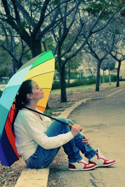 Kadın büyük şemsiyesi altında — Stok fotoğraf
