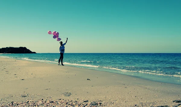 Rothaarige Frau mit Luftballons — Stockfoto