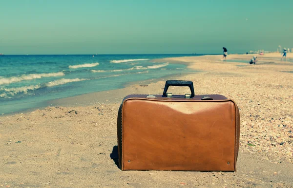 Stary suitcaseon plaży. — Zdjęcie stockowe