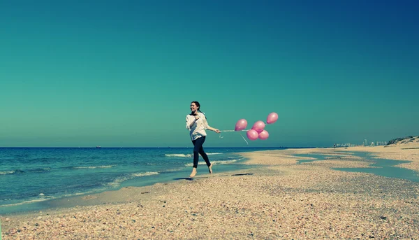 Mulher ruiva com balões — Fotografia de Stock