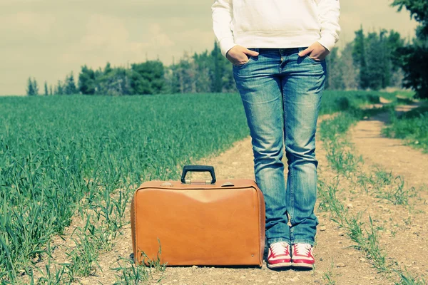 Femme avec valise — Photo