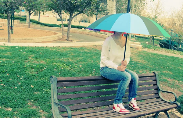 Vrouw met regenboog paraplu — Stockfoto