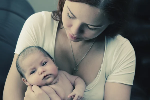 Mother holds baby. — Stock Photo, Image