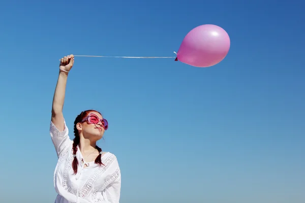 Kvinna med rosa ballong — Stockfoto