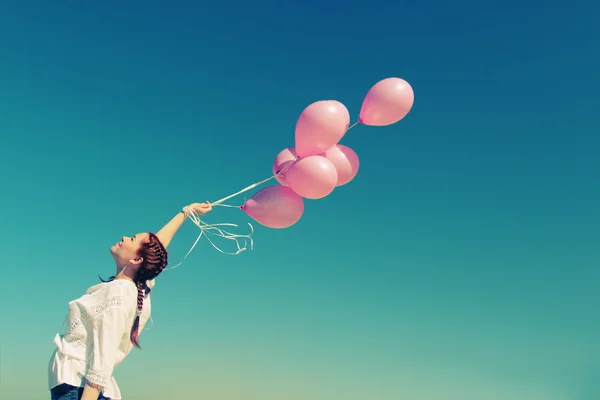 Vrouw met ballonnen — Stockfoto