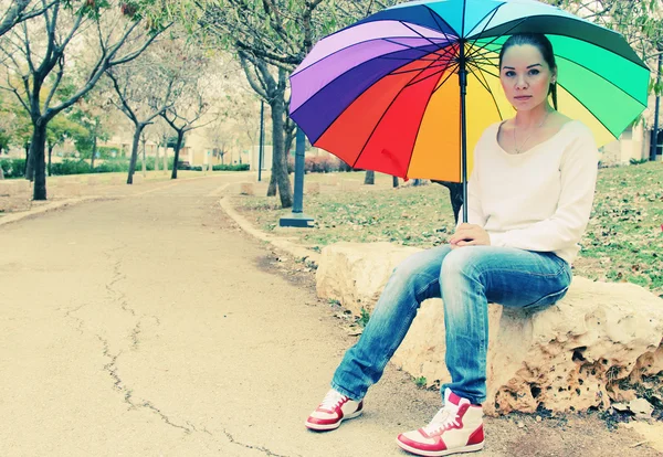 Jovem mulher sob guarda-chuva — Fotografia de Stock