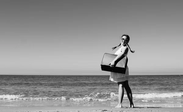 Kvinna med resväska — Stockfoto