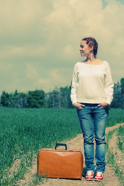 Vrouw met koffer — Stockfoto