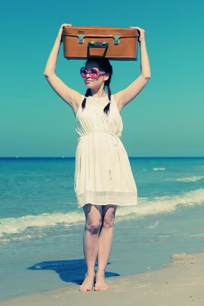 Femme avec valise — Photo