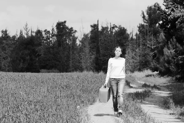 Frau mit Koffer — Stockfoto