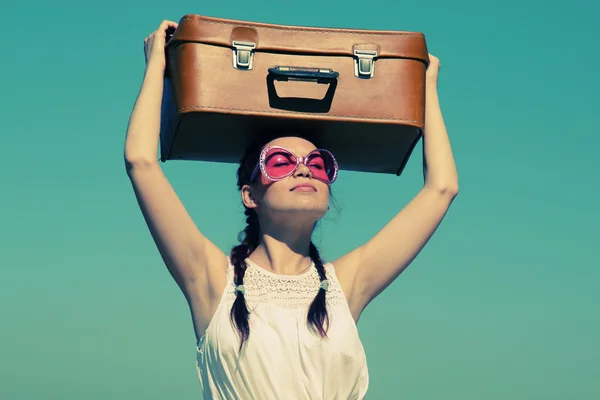 Femme avec valise — Photo