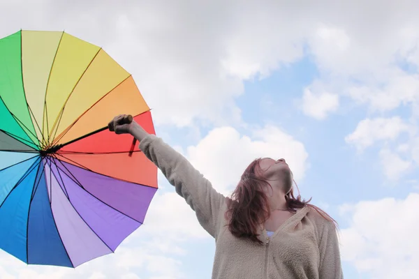 Žena s deštníkem na pozadí oblohy cloudly — Stock fotografie
