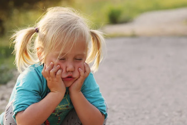 Retrato de niña triste pequeña —  Fotos de Stock