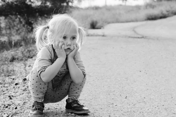 Porträtt av liten sorgsen flicka — Stockfoto