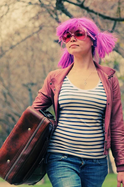 Mulher bonita com óculos de sol rosa e cabelo roxo — Fotografia de Stock