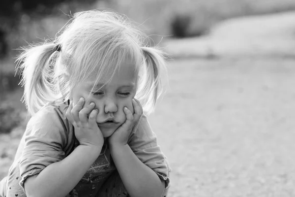 Portret van klein verdrietig meisje — Stockfoto