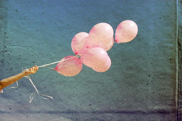 Balões rosa no céu texturizado vintage — Fotografia de Stock